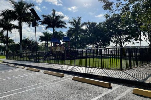 Townhouse in Hialeah, Florida 4 bedrooms, 172.98 sq.m. № 1226944 - photo 1