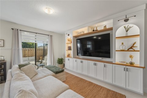 Touwnhouse à vendre à Miami, Floride: 3 chambres, 169.45 m2 № 1999026 - photo 3