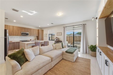 Touwnhouse à vendre à Miami, Floride: 3 chambres, 169.45 m2 № 1999026 - photo 2