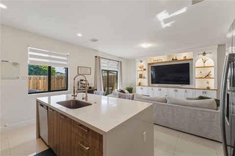 Touwnhouse à vendre à Miami, Floride: 3 chambres, 169.45 m2 № 1999026 - photo 5