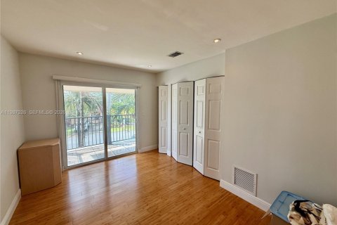 Снять в аренду виллу или дом в Санни-Айлс-Бич, Флорида 5 спален, 248.51м2, № 2049157 - фото 12