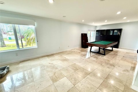 Снять в аренду виллу или дом в Санни-Айлс-Бич, Флорида 5 спален, 248.51м2, № 2049157 - фото 8