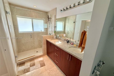 Снять в аренду виллу или дом в Санни-Айлс-Бич, Флорида 5 спален, 248.51м2, № 2049157 - фото 13