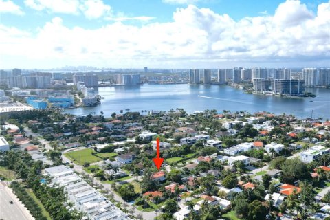 Снять в аренду виллу или дом в Санни-Айлс-Бич, Флорида 5 спален, 248.51м2, № 2049157 - фото 23