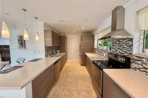 Снять в аренду виллу или дом в Санни-Айлс-Бич, Флорида 5 спален, 248.51м2, № 2049157 - фото 5