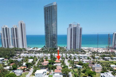 Снять в аренду виллу или дом в Санни-Айлс-Бич, Флорида 5 спален, 248.51м2, № 2049157 - фото 22