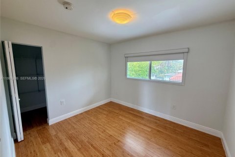 Снять в аренду виллу или дом в Санни-Айлс-Бич, Флорида 5 спален, 248.51м2, № 2049157 - фото 14