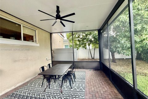 Снять в аренду виллу или дом в Санни-Айлс-Бич, Флорида 5 спален, 248.51м2, № 2049157 - фото 20