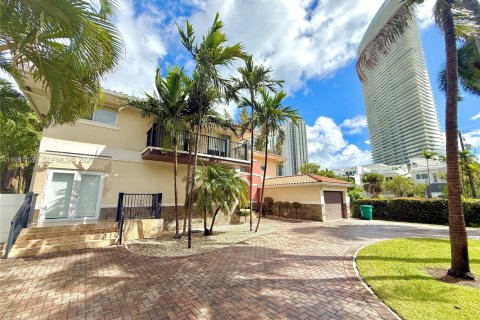 Дом в Санни-Айлс-Бич, Флорида 5 спален, 248.51м2 № 2049157