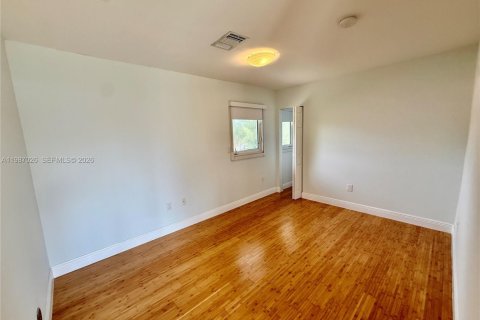 Снять в аренду виллу или дом в Санни-Айлс-Бич, Флорида 5 спален, 248.51м2, № 2049157 - фото 16