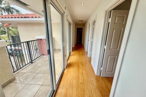 Снять в аренду виллу или дом в Санни-Айлс-Бич, Флорида 5 спален, 248.51м2, № 2049157 - фото 10