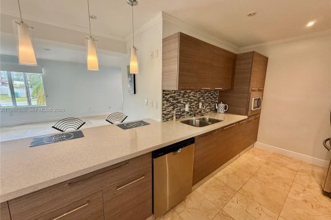 Снять в аренду виллу или дом в Санни-Айлс-Бич, Флорида 5 спален, 248.51м2, № 2049157 - фото 7