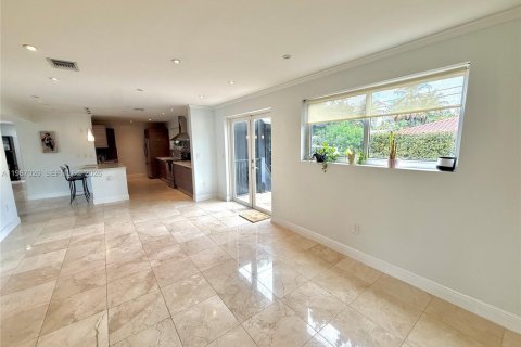 Снять в аренду виллу или дом в Санни-Айлс-Бич, Флорида 5 спален, 248.51м2, № 2049157 - фото 4