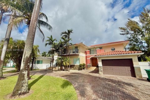 Снять в аренду виллу или дом в Санни-Айлс-Бич, Флорида 5 спален, 248.51м2, № 2049157 - фото 3