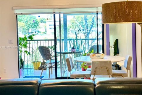 Copropriété à vendre à Pembroke Pines, Floride: 2 chambres, 125.6 m2 № 2050194 - photo 4