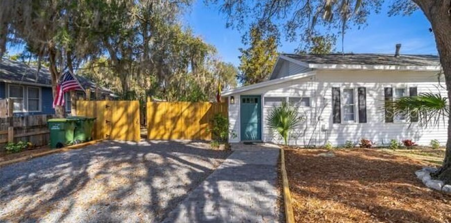 Apartment in Leesburg, Florida 2 bedrooms, 92.9 sq.m. № 2157511