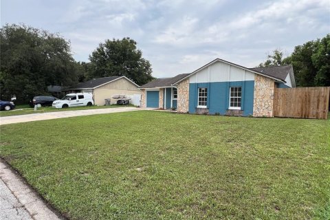 House in Apopka, Florida 3 bedrooms, 104.98 sq.m. № 2258993 - photo 2