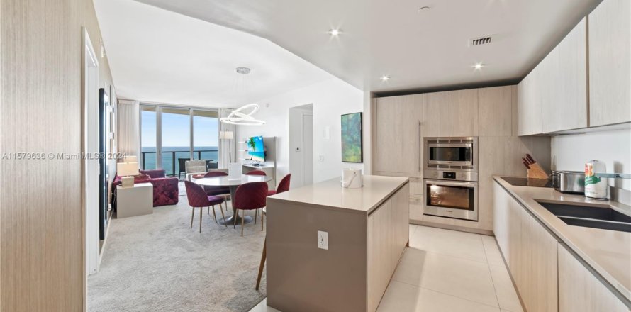 Кондоминиум с 2 спальнями в Холливуд, Флорида № 1958876