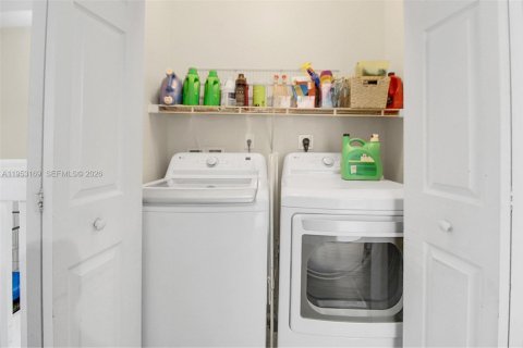 Townhouse in Miami, Florida 4 bedrooms № 2031968 - photo 25