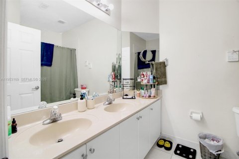 Townhouse in Miami, Florida 4 bedrooms № 2031968 - photo 22