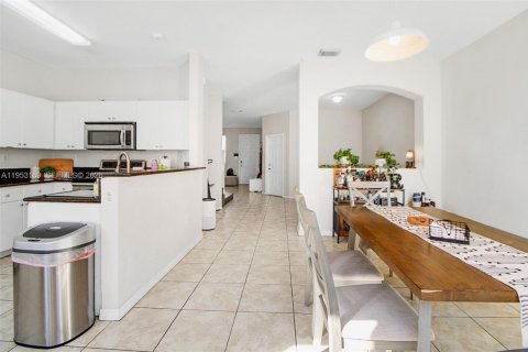 Townhouse in Miami, Florida 4 bedrooms № 2031968 - photo 9