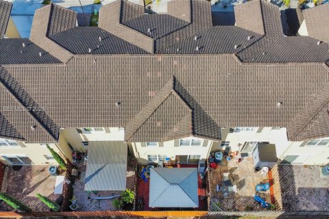 Townhouse in Miami, Florida 4 bedrooms № 2031968 - photo 4