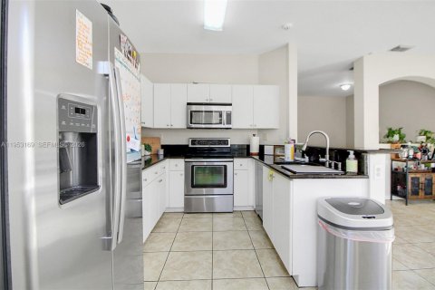 Townhouse in Miami, Florida 4 bedrooms № 2031968 - photo 11