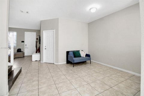 Townhouse in Miami, Florida 4 bedrooms № 2031968 - photo 12