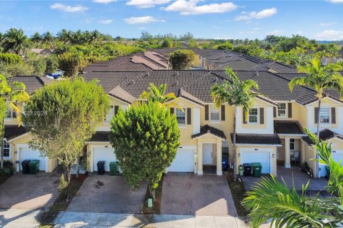 Townhouse in Miami, Florida 4 bedrooms № 2031968 - photo 2