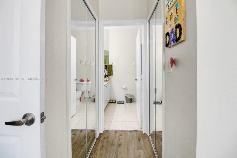 Townhouse in Miami, Florida 4 bedrooms № 2031968 - photo 24