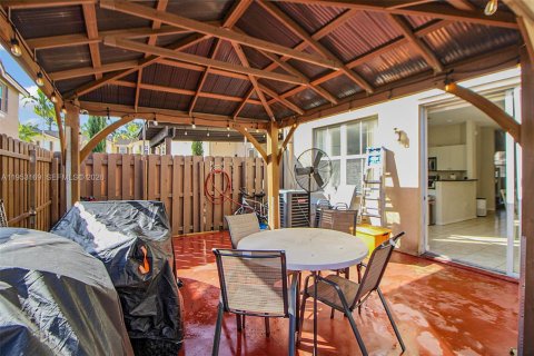 Townhouse in Miami, Florida 4 bedrooms № 2031968 - photo 15