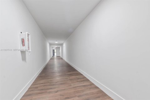 Propiedad comercial en venta en Miami, Florida № 2088489 - foto 17