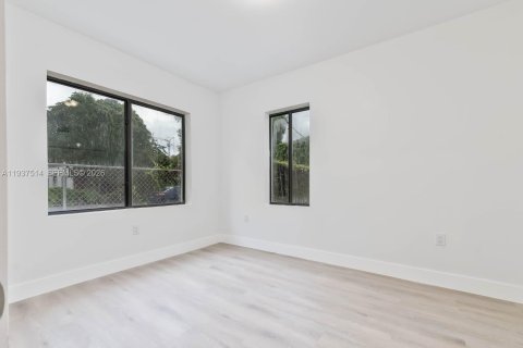 Propiedad comercial en venta en Miami, Florida № 2088489 - foto 20