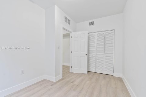 Propiedad comercial en venta en Miami, Florida № 2088489 - foto 19
