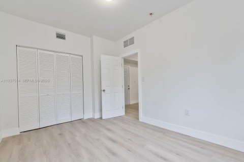 Propiedad comercial en venta en Miami, Florida № 2088489 - foto 23