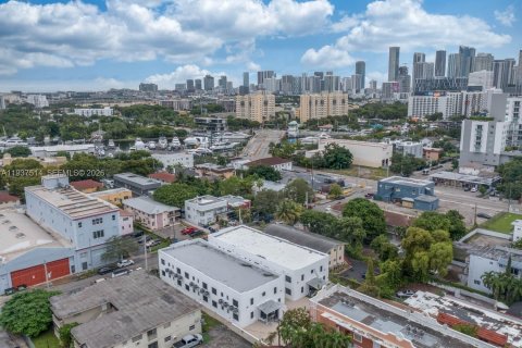 Propiedad comercial en venta en Miami, Florida № 2088489 - foto 9