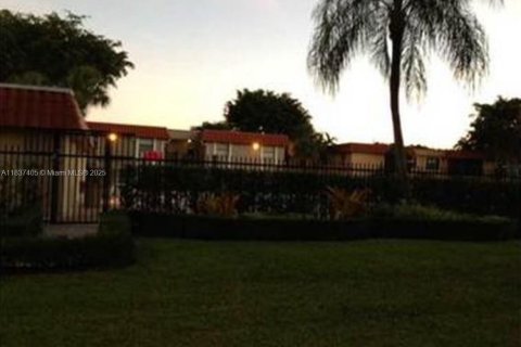 Townhouse in Miami, Florida 3 bedrooms, 126.72 sq.m. № 1987916 - photo 2