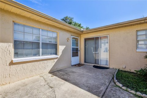 Commercial property in Spring Hill, Florida 4 bedrooms, 193.24 sq.m. № 2373574 - photo 8