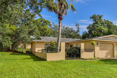 Commercial property in Spring Hill, Florida 4 bedrooms, 193.24 sq.m. № 2373574 - photo 5