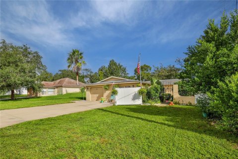 Commercial property in Spring Hill, Florida 4 bedrooms, 193.24 sq.m. № 2373574