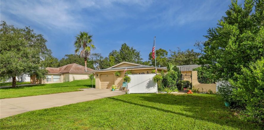 Commercial property in Spring Hill, Florida 4 bedrooms, 193.24 sq.m. № 2373574
