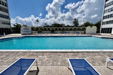 Condo à North Miami, Floride, 1 chambre  № 2146502