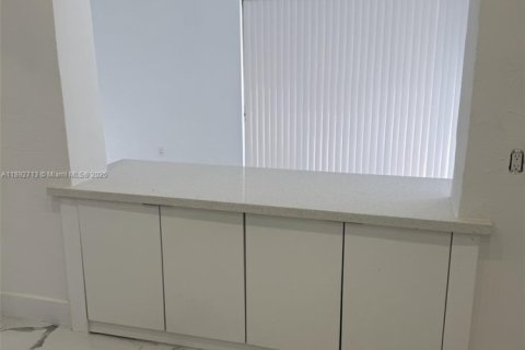 Villa ou maison à louer à Miami, Floride: 3 chambres, 131.74 m2 № 1945209 - photo 3