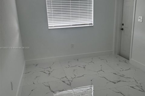 Villa ou maison à louer à Miami, Floride: 3 chambres, 131.74 m2 № 1945209 - photo 13