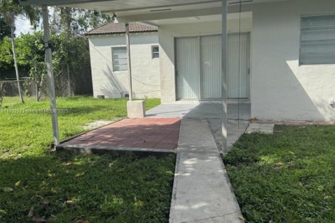 Villa ou maison à louer à Miami, Floride: 3 chambres, 131.74 m2 № 1945209 - photo 2
