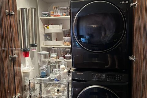 Condominio en alquiler en Miami, Florida, 3 dormitorios, 191.29 m2 № 1959642 - foto 10