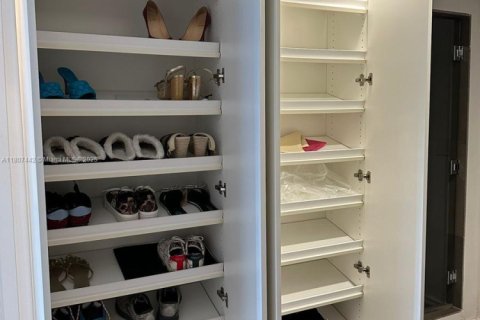 Condominio en alquiler en Miami, Florida, 3 dormitorios, 191.29 m2 № 1959642 - foto 11