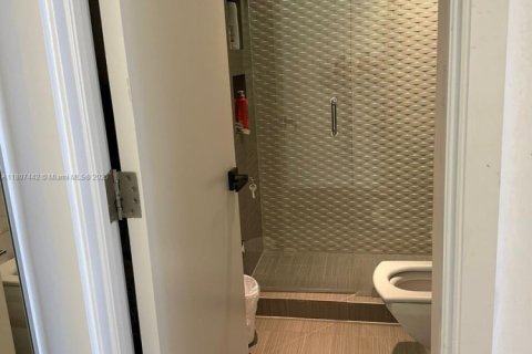 Condominio en alquiler en Miami, Florida, 3 dormitorios, 191.29 m2 № 1959642 - foto 13