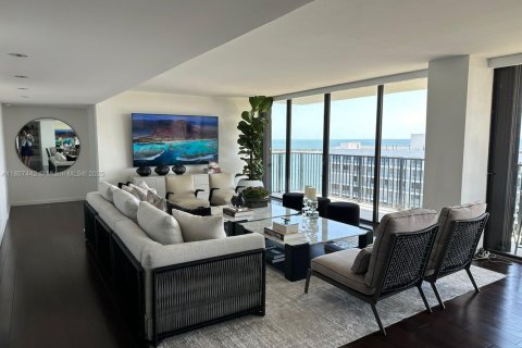 Condominio en alquiler en Miami, Florida, 3 dormitorios, 191.29 m2 № 1959642 - foto 1
