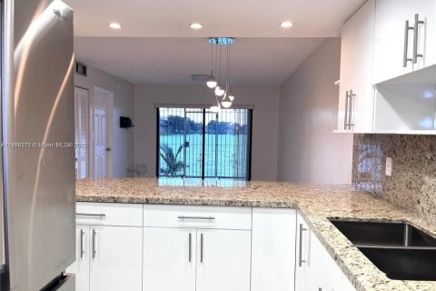 Copropriété à louer à Hialeah, Floride: 3 chambres, 102.19 m2 № 1942392 - photo 4